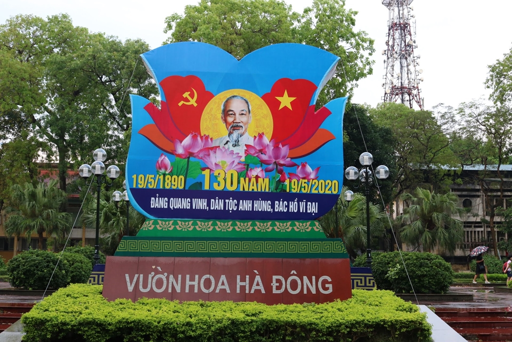 Vườn hoa Hà Đông cũng được đặt áp phích cỡ lớn.